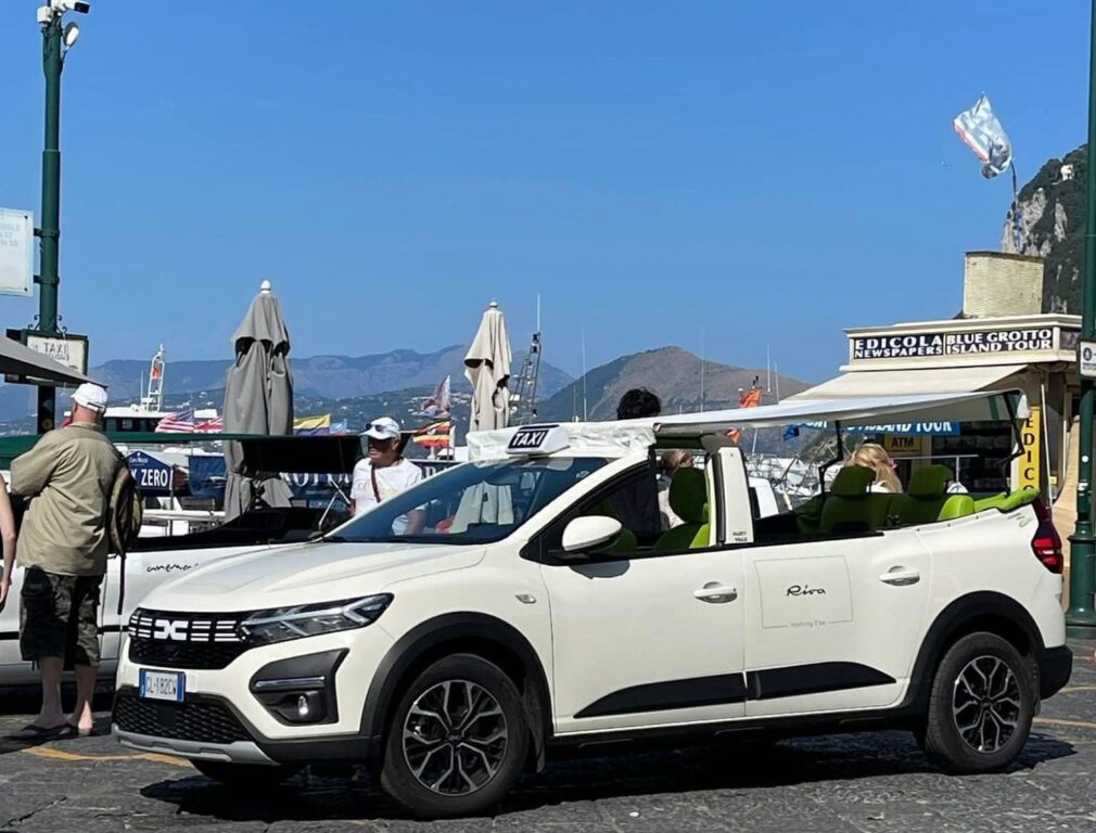 Senzația insulei Capri, o Dacia Jogger transformată într-un taxi decapotabil