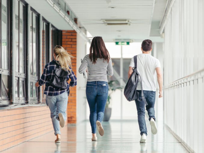Un nou experiment în educația românească. Renunțăm la „patul lui Procust”