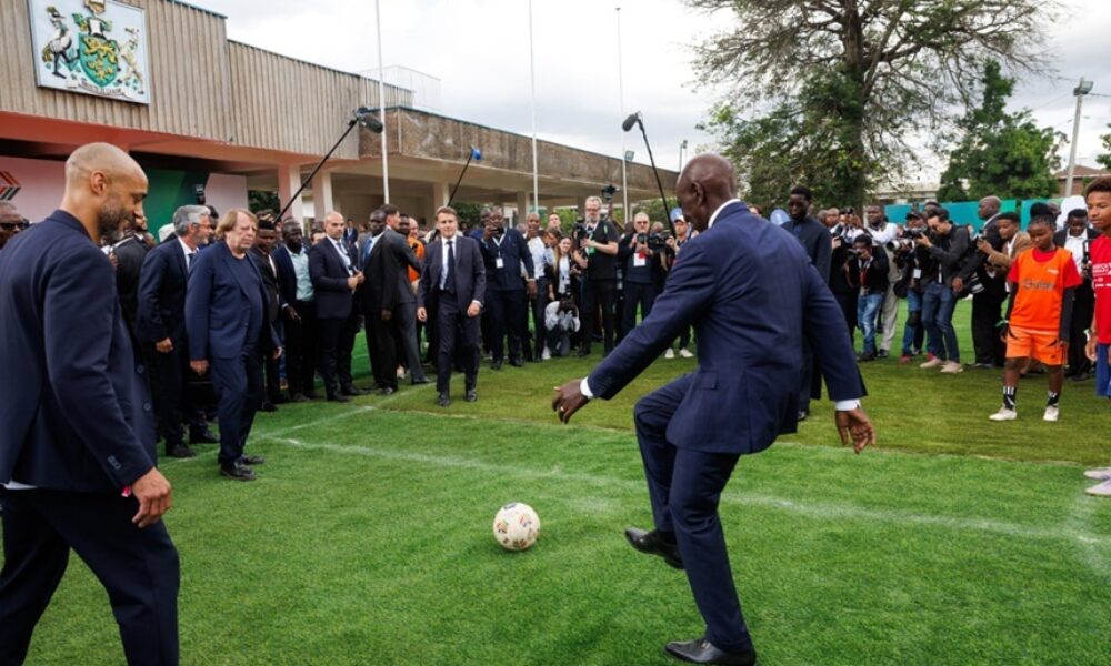 Diplomație pe teren: Macron, fotbal în Kenya cu liderii africani