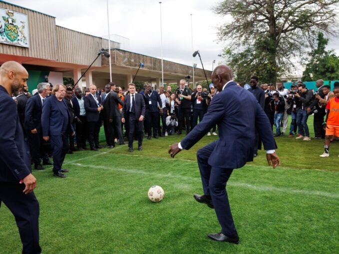 Diplomație pe teren: Macron, fotbal în Kenya cu liderii africani