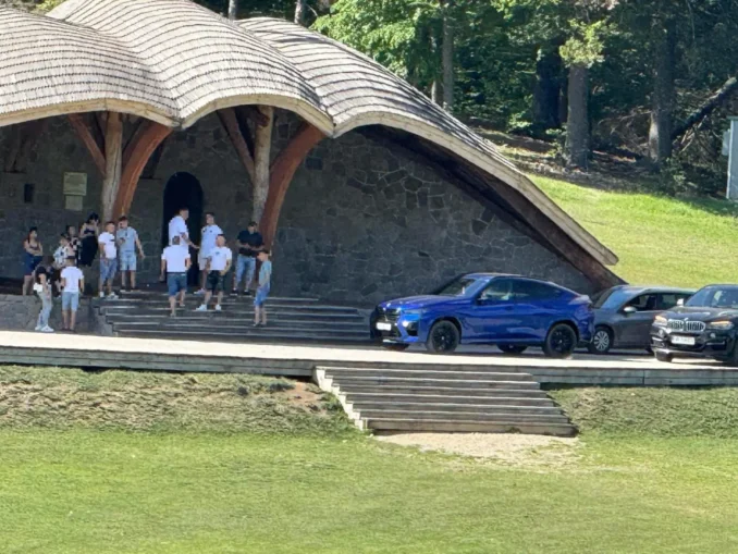Trei persoane sunt cercetate de polițiști după ce și-au parcat mașinile pe scena altarului din Șumuleu-Ciuc