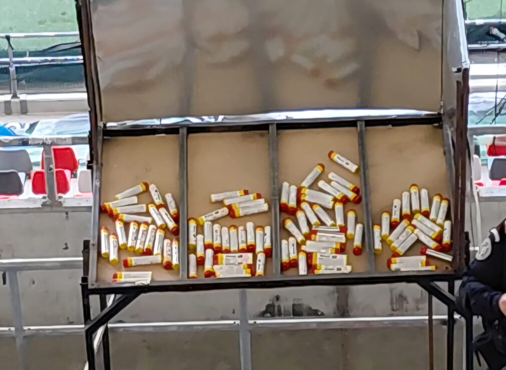 VIDEO. Sute de materiale pirotehnice confiscate de jandarmi la meciul Steaua București – Sepsi