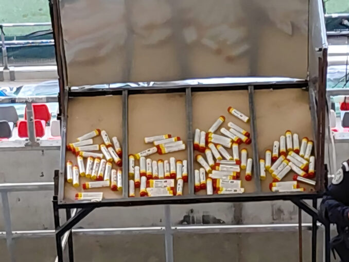 VIDEO. Sute de materiale pirotehnice confiscate de jandarmi la meciul Steaua București – Sepsi