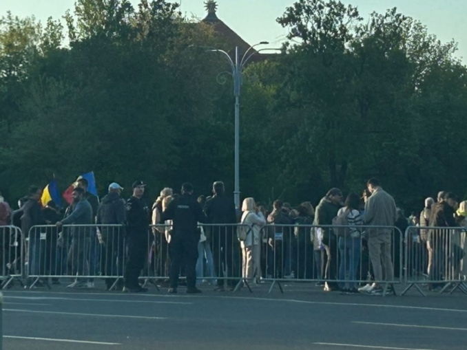 Miting pro Bolojan în Piața Victoriei