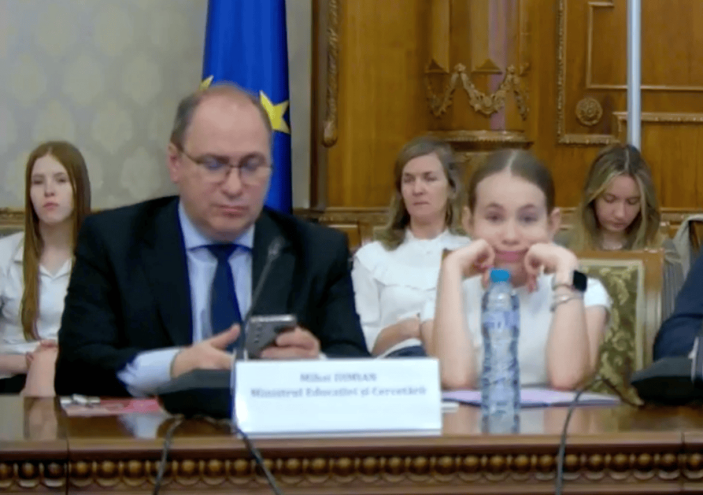 Ministrul Educației a butonat telefonul în timpul unui discurs al unei eleve despre abuzurile din școli