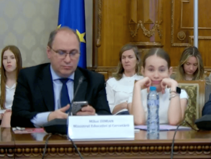 Ministrul Educației a butonat telefonul în timpul unui discurs al unei eleve despre abuzurile din școli