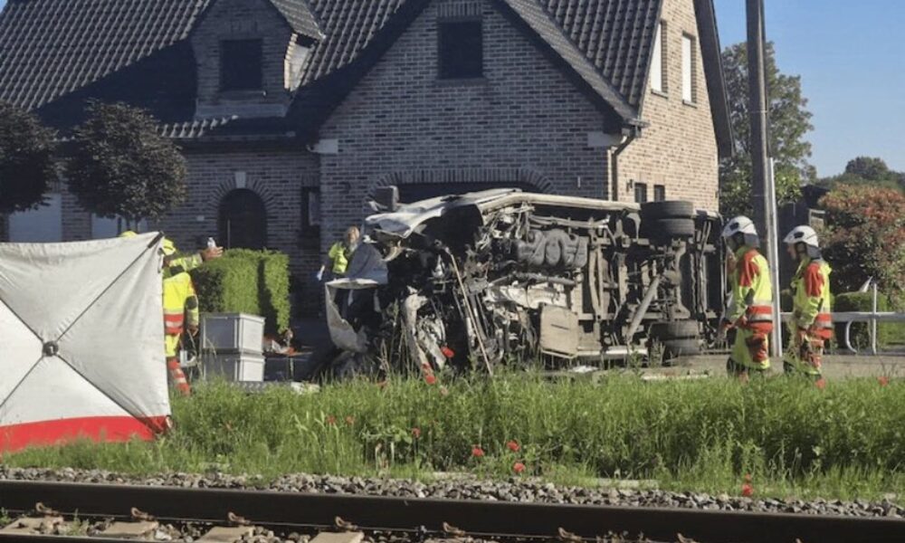 VIDEO Accident feroviar grav în Belgia. Un autobuz școlar a fost lovit de tren