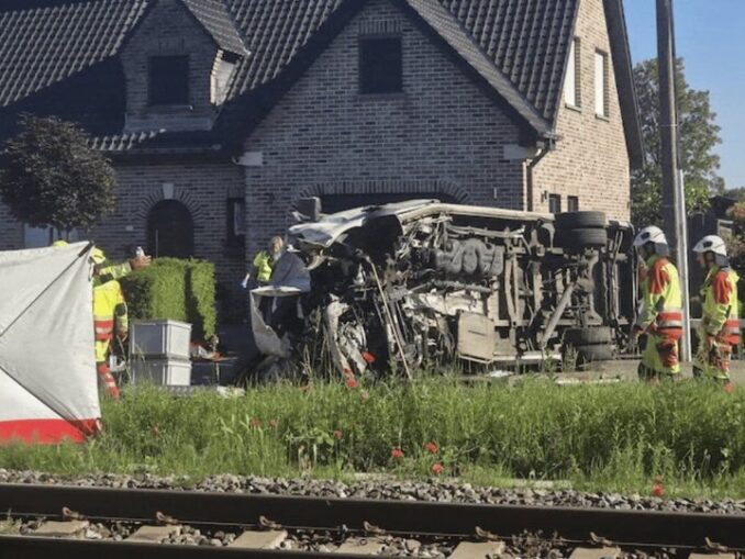 VIDEO Accident feroviar grav în Belgia. Un autobuz școlar a fost lovit de tren