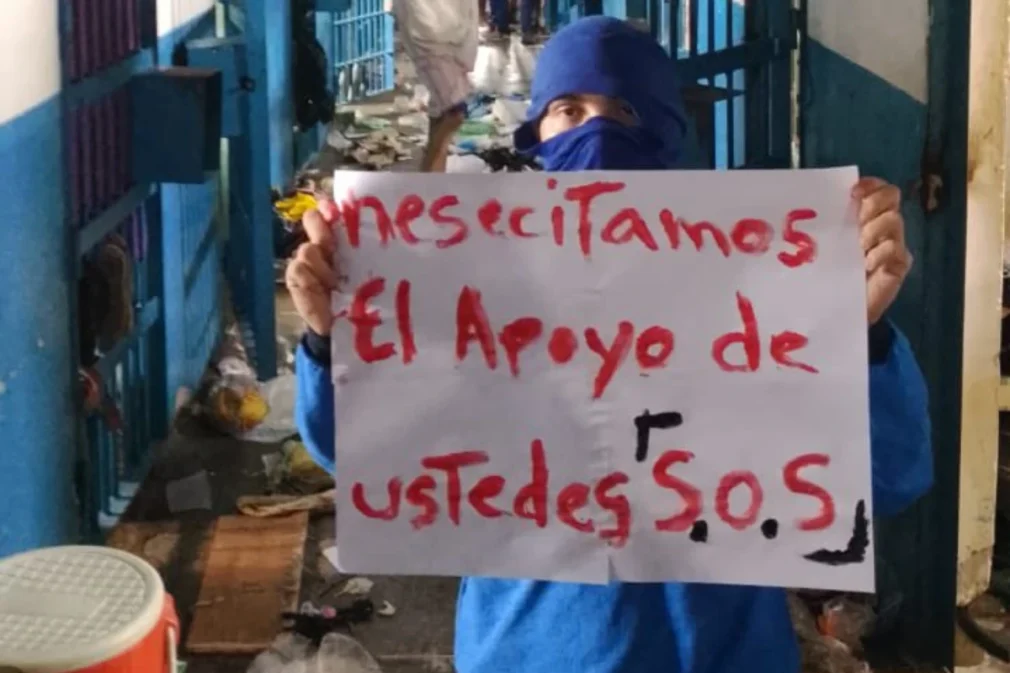 VIDEO Sute de deținuți au preluat controlul unei închisori din Venezuela