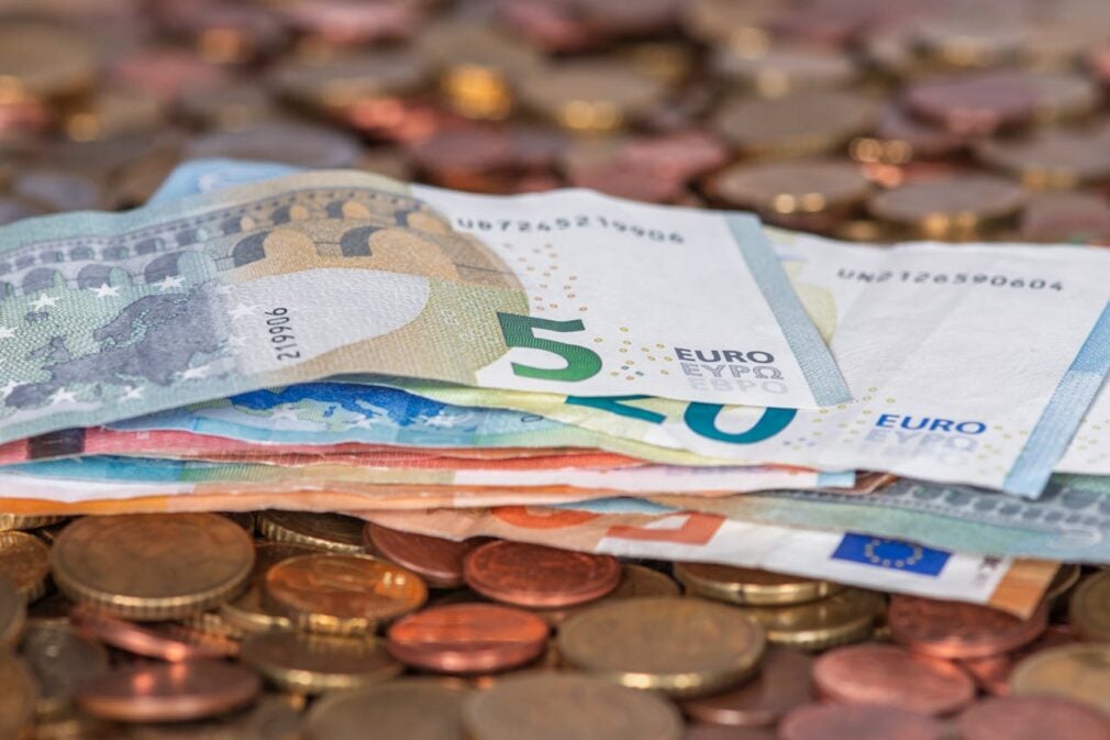Europa, lovită din mai multe direcții: bursele pică, scumpiri în lanț pentru români