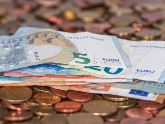 Europa, lovită din mai multe direcții: bursele pică, scumpiri în lanț pentru români