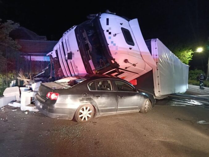 Trafic blocat pe DN7, în zona localității Bujoreni: TIR răsturnat peste un autoturism parcat