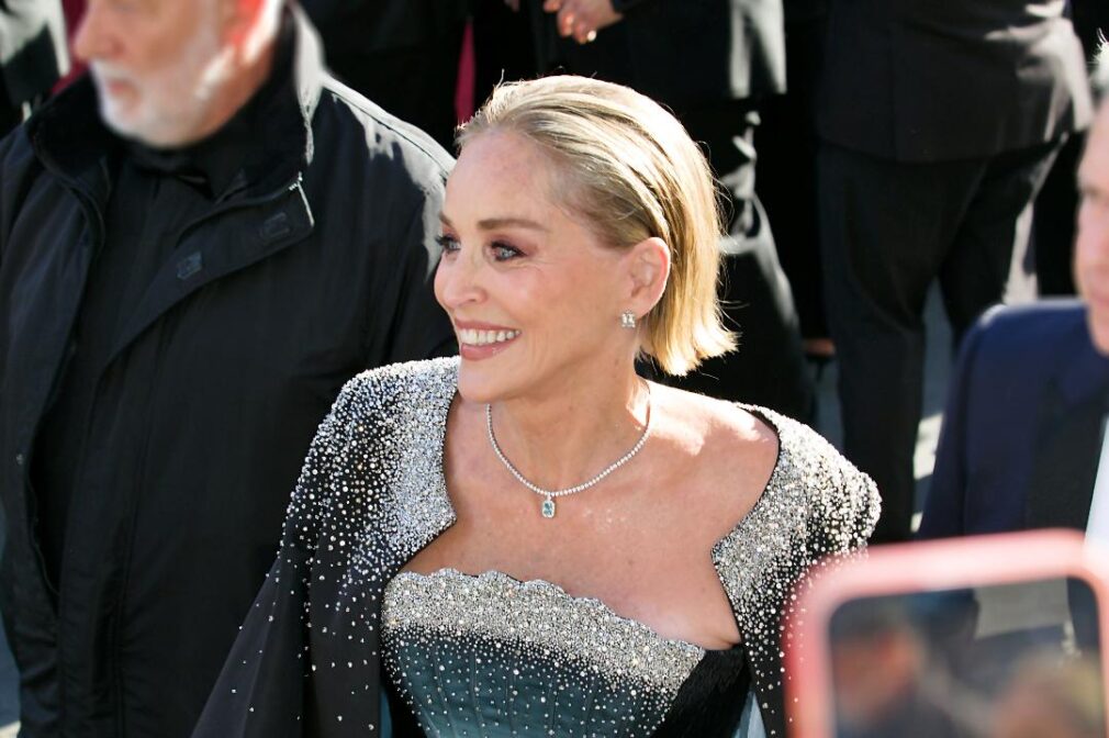 Sharon Stone ”aruncă în aer” Boulevard de la Croisette și cucerește le Tapis Rouge