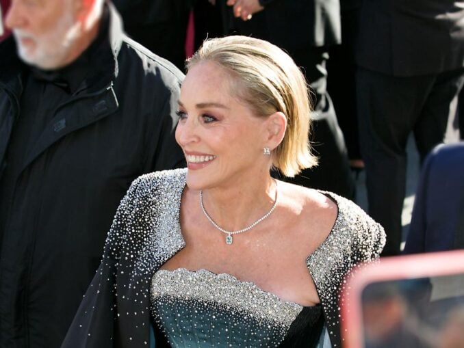 Sharon Stone ”aruncă în aer” Boulevard de la Croisette și cucerește le Tapis Rouge