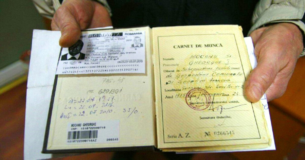 Verificare carte de muncă. Află dacă șeful îți plătește lunar CAS și CASS