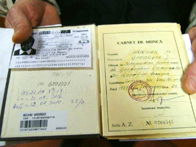 Verificare carte de muncă. Află dacă șeful îți plătește lunar CAS și CASS
