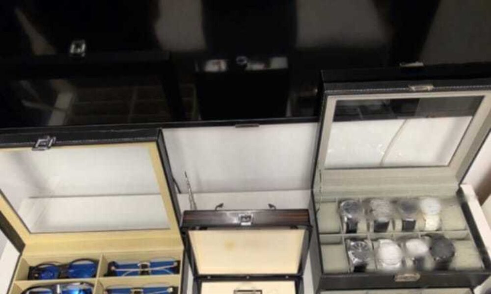 11 persoane suspectate de înşelăciune şi spălarea banilor, reţinute