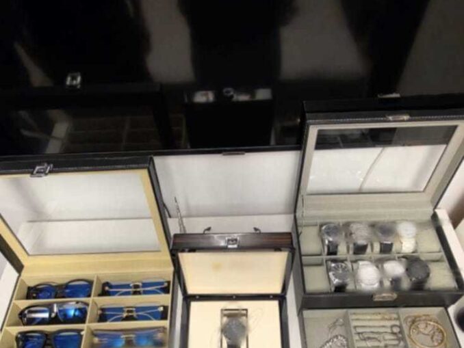 11 persoane suspectate de înşelăciune şi spălarea banilor, reţinute
