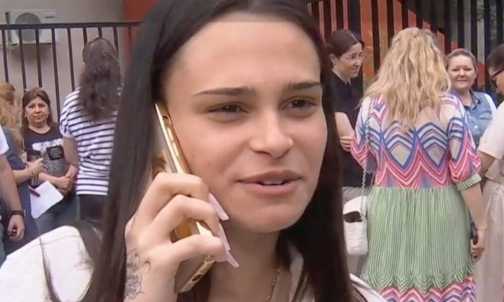 Fata cu unghile roz vs. social media din România: „Ce faci, mamaie?” este de fapt un contract nesemnat de filmare a unui minor