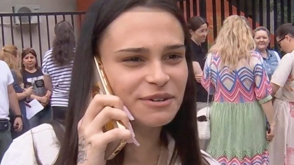 Fata cu unghile roz vs. social media din România: „Ce faci, mamaie?” este de fapt un contract nesemnat de filmare a unui minor