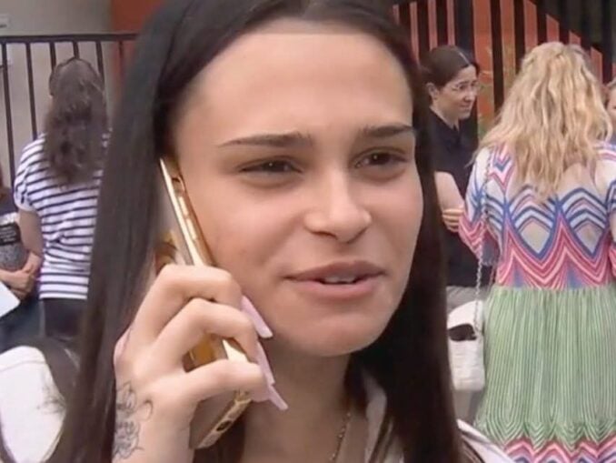 Fata cu unghile roz vs. social media din România: „Ce faci, mamaie?” este de fapt un contract nesemnat de filmare a unui minor