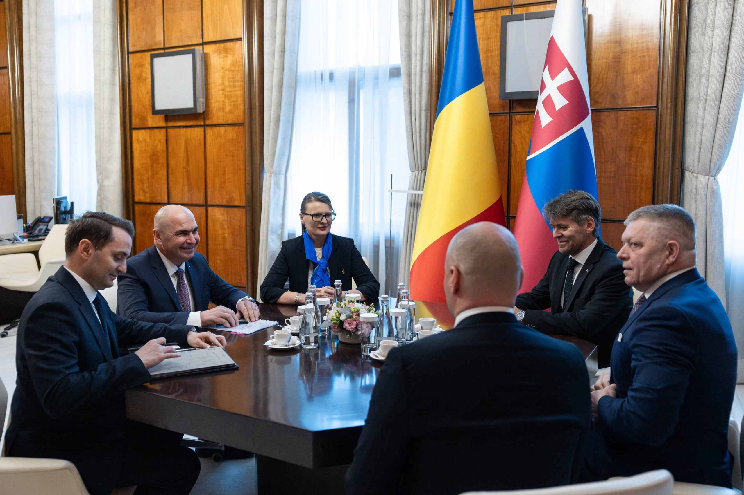 Flori cu miros de risipă în instituțiile publice. Guvernul și BNR au cheltuit zeci de mii de euro pe aranjamente