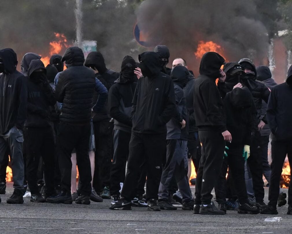VIDEO Noapte plină de violențe în Belfast după un atac cu cuțitul. Protestele anti-imigrație au degenerat