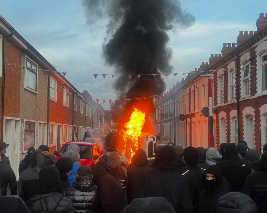 VIDEO Violențele anti-imigranți continuă la Belfast. Trei familii de români vor să se întoarcă acasă. Casele lor, vandalizate