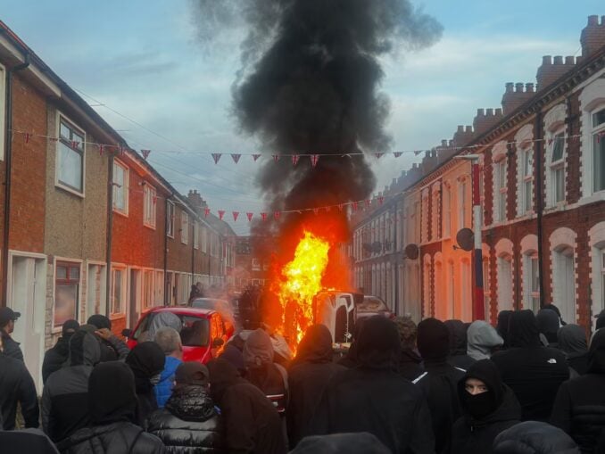 VIDEO Violențele anti-imigranți continuă la Belfast. Trei familii de români vor să se întoarcă acasă. Casele lor, vandalizate