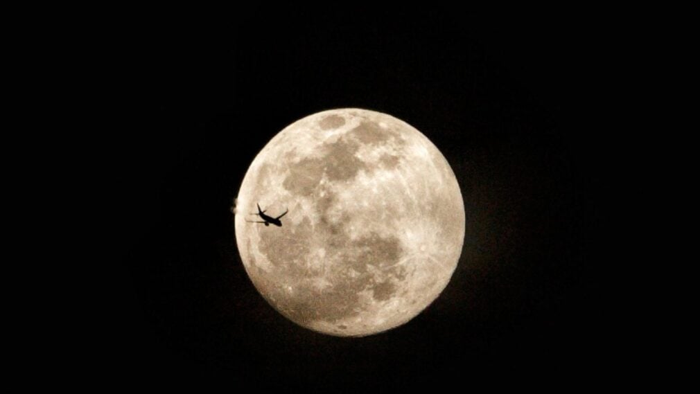 „Luna Căpșunilor”, fenomen vizibil și pe cerul Europei. Ora la care poate fi observat
