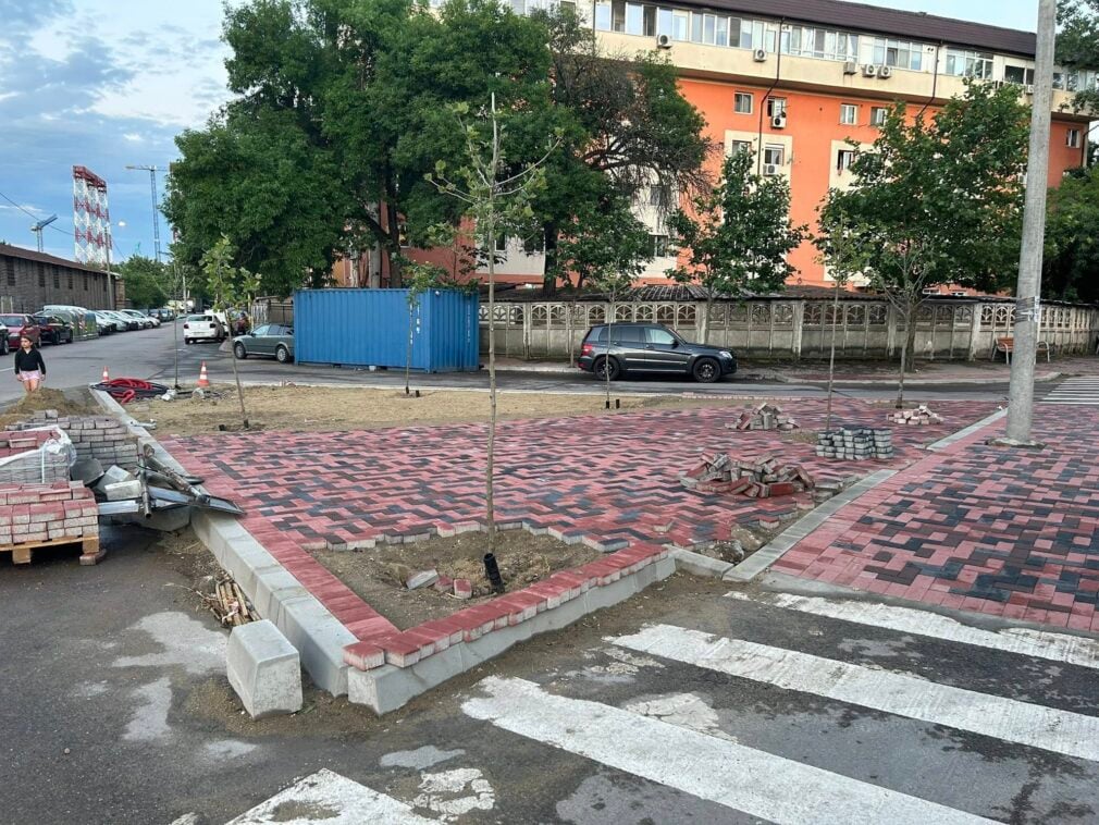 „Insuliță” de pavele nou montată pe Bulevardul Gheorghe Șincai, distrusă la câteva zile după finalizarea lucrărilor VIDEO