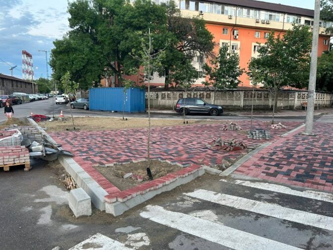 „Insuliță” de pavele nou montată pe Bulevardul Gheorghe Șincai, distrusă la câteva zile după finalizarea lucrărilor VIDEO