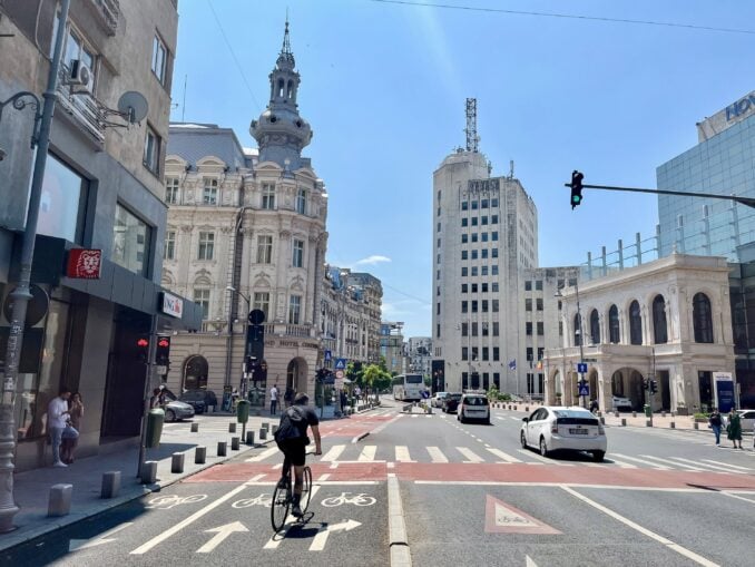 Doi olandezi pasionați de ciclism au analizat Bucureștiul: „Orașul are potențial, dar pistele pentru biciclete sunt o provocare”