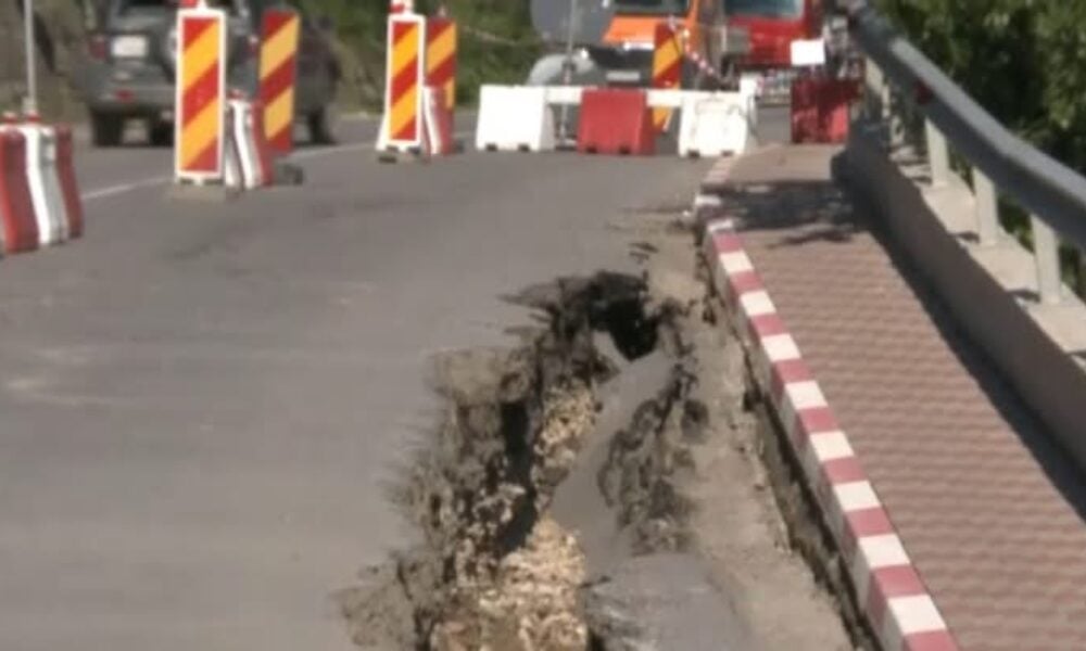 Se circulă cu restricții pe DN10, în județul Buzău, după ce o porțiune de drum s-a surpat