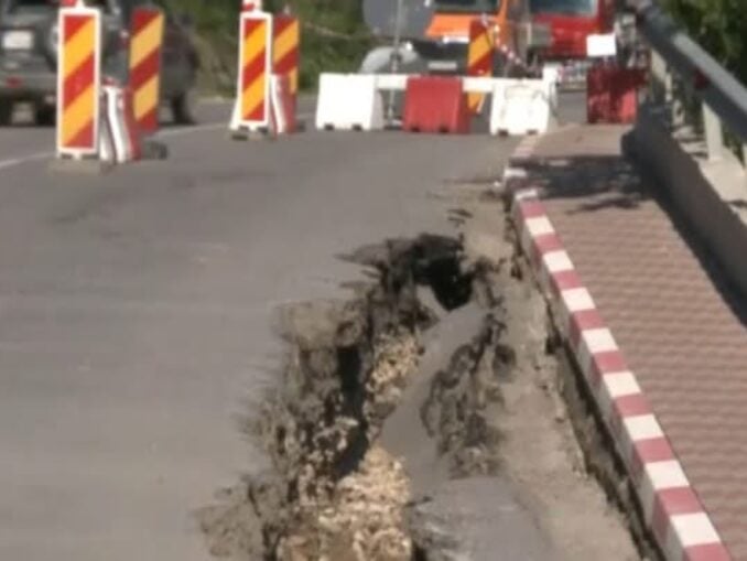 Se circulă cu restricții pe DN10, în județul Buzău, după ce o porțiune de drum s-a surpat