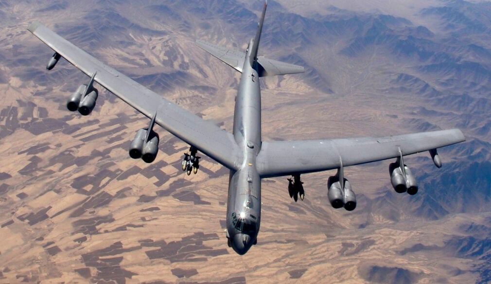 VIDEO Un bombardier B-52 s-a prăbușit la o bază militară din California. Toate cele opt persoane de la bord au murit