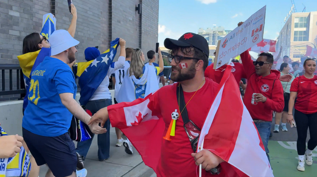 Fanii Canadei și cei ai Bosniei au făcut spectacol pe străzile din Toronto înaintea partidei – VIDEO