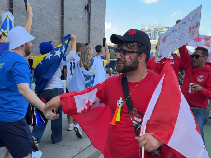 Fanii Canadei și cei ai Bosniei au făcut spectacol pe străzile din Toronto înaintea partidei – VIDEO
