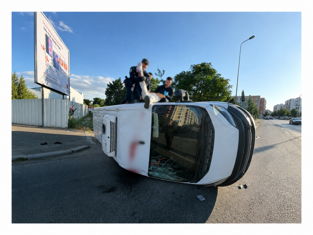 VIDEO Intervenție de urgență pe Șoseaua Sisești: bărbat scos de jandarmi prin geamul unei mașini răsturnate