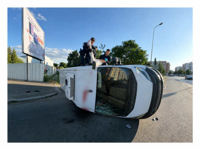 VIDEO Intervenție de urgență pe Șoseaua Sisești: bărbat scos de jandarmi prin geamul unei mașini răsturnate