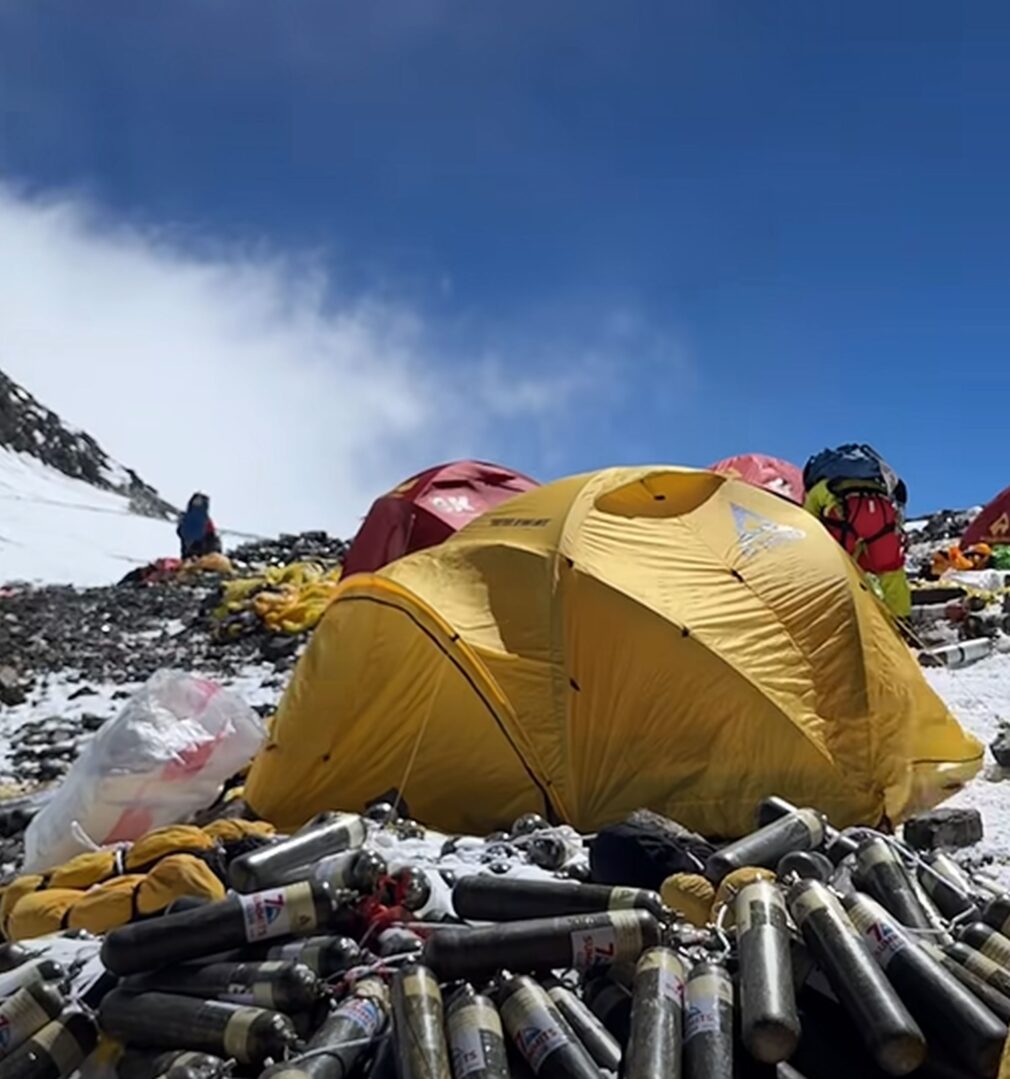 Marea de gunoaie din cel mai înalt loc de campare al Muntelui Everest VIDEO