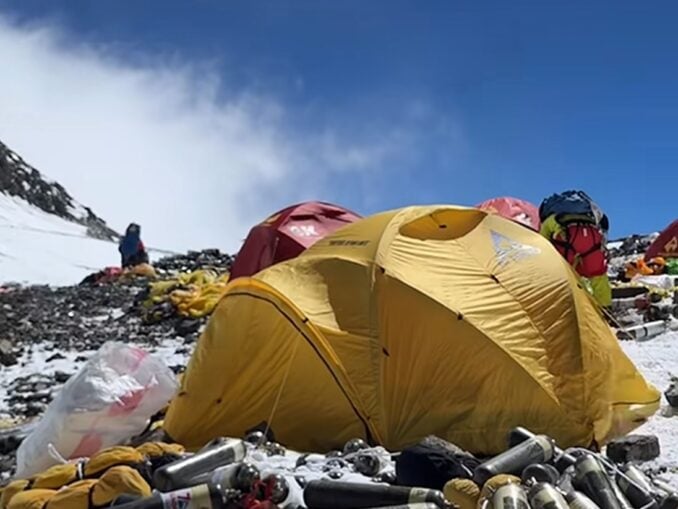 Marea de gunoaie din cel mai înalt loc de campare al Muntelui Everest VIDEO