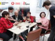 Raiffeisen Bank România se alătură Fundației Vodafone pentru a transforma viața seniorilor prin programul Hi Digital