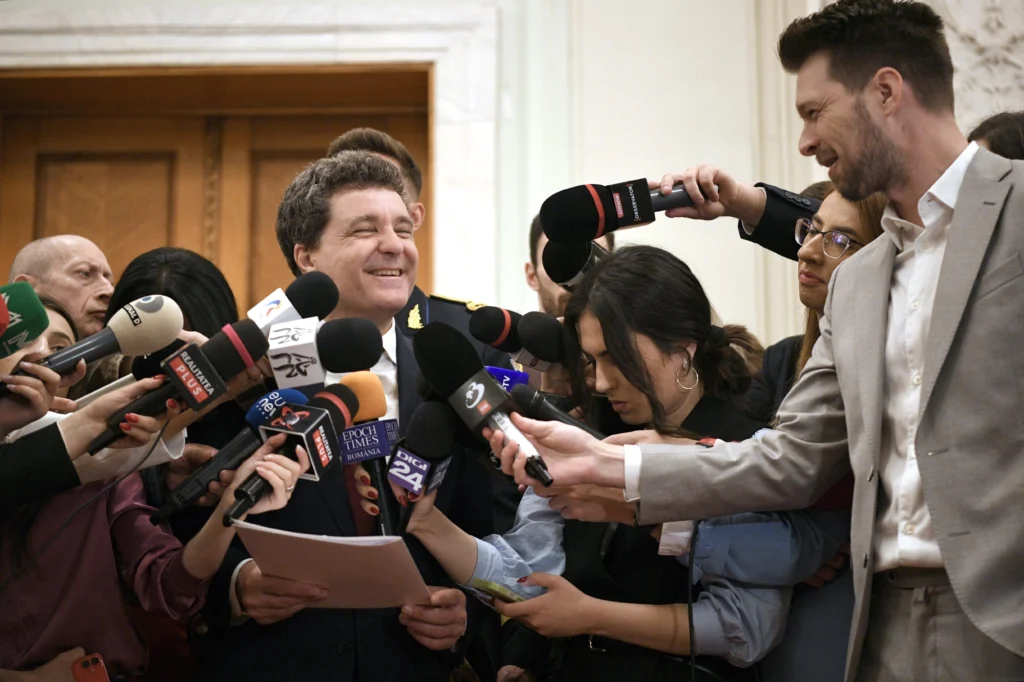 Nicușor Dan, „mediatorul” care  încearcă ruperea unui partid și distrugerea politică a liderului său