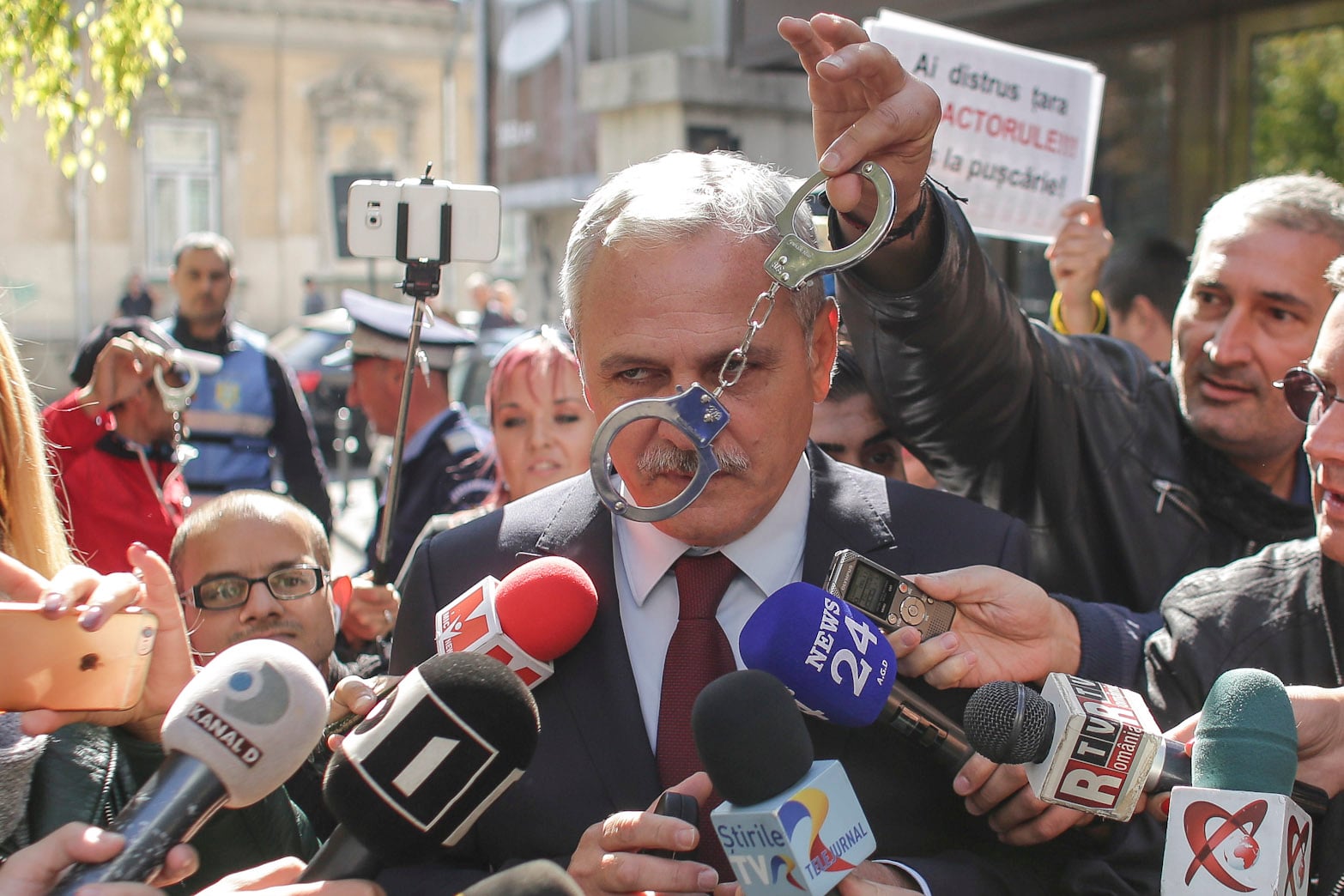 Cătușele LOV, arestul lui Dragnea, Ciucu la DNA. Dosarele politicienilor care au apărut în momente cheie ANALIZĂ