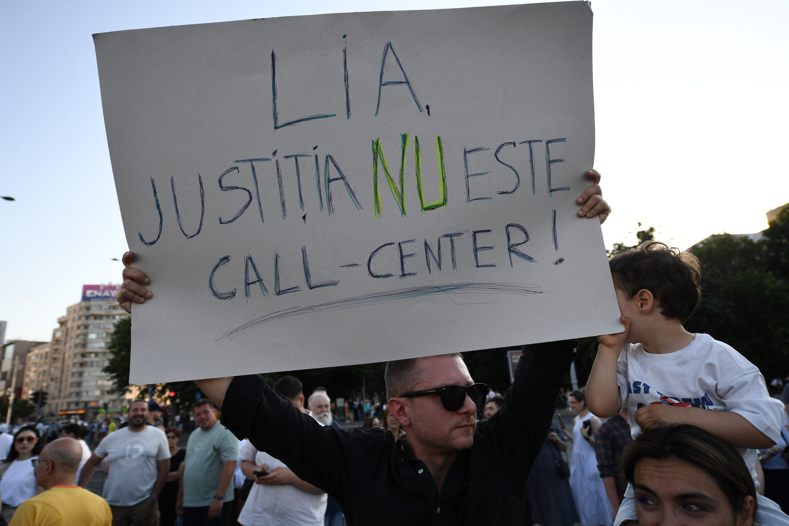 Protest în Piața Victoriei: „Când sună Lia, România onestă iese în stradă să apere democrația”