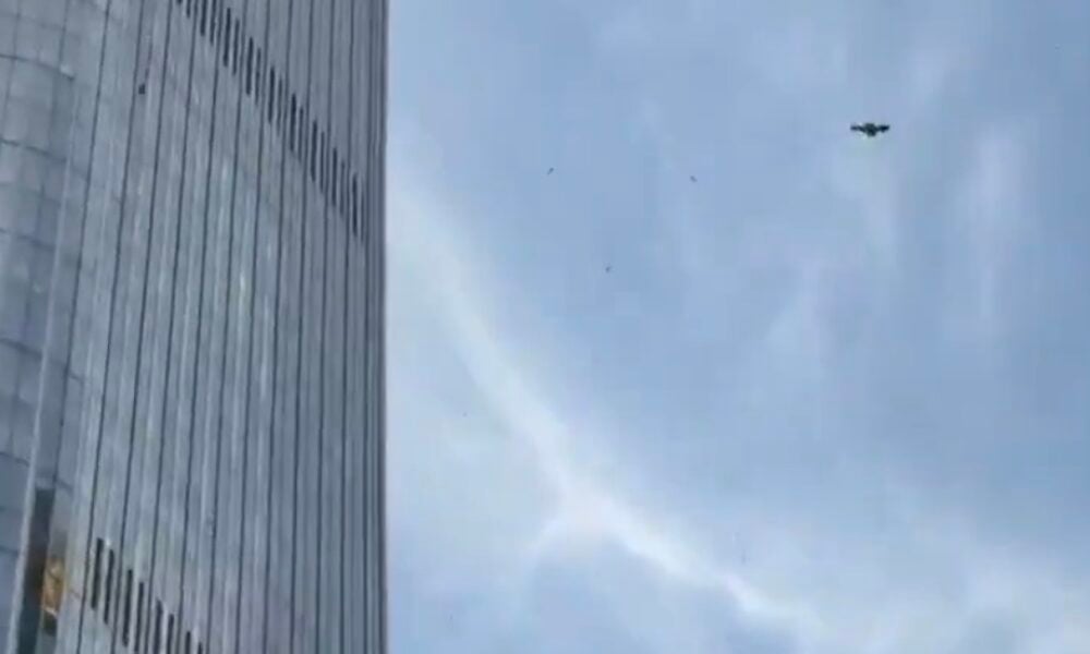 Avion de mici dimensiuni, prăbușit în cea mai înaltă clădire din Beijing. Autoritățile chineze au mușamalizat incidentul – VIDEO