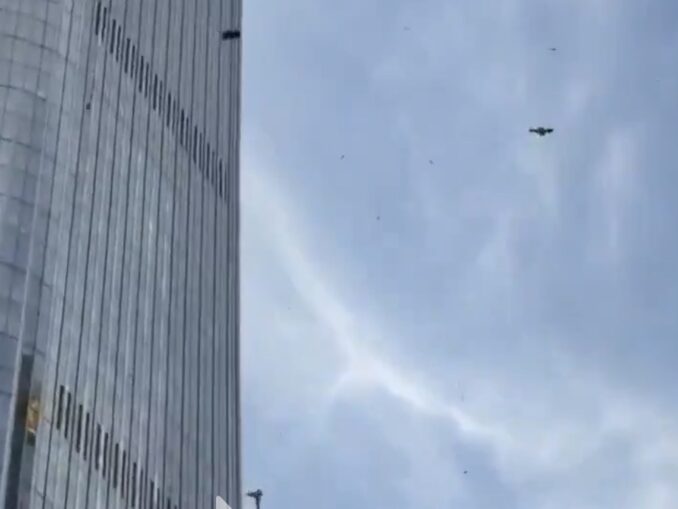 Avion de mici dimensiuni, prăbușit în cea mai înaltă clădire din Beijing. Autoritățile chineze au mușamalizat incidentul – VIDEO