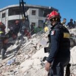 Salvatori cautand printre daramaturi dupa cutremur/Venezuela