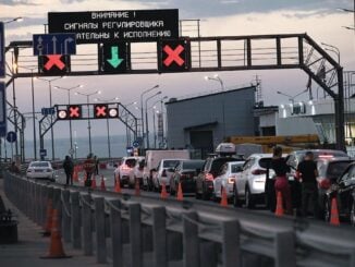 Rușii fug din Peninsula Crimeea. Mașini blocate pe podul Kerci – VIDEO